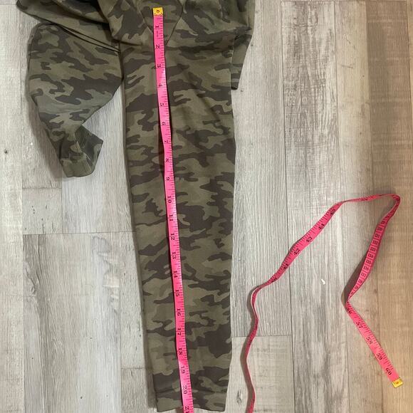 SPANX Look at Me Now Cropped Seamless Leggings Camo size Large - Picture 9 of 9